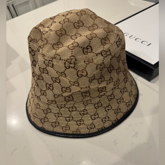 Like New GG Gucci monogram bucket hat